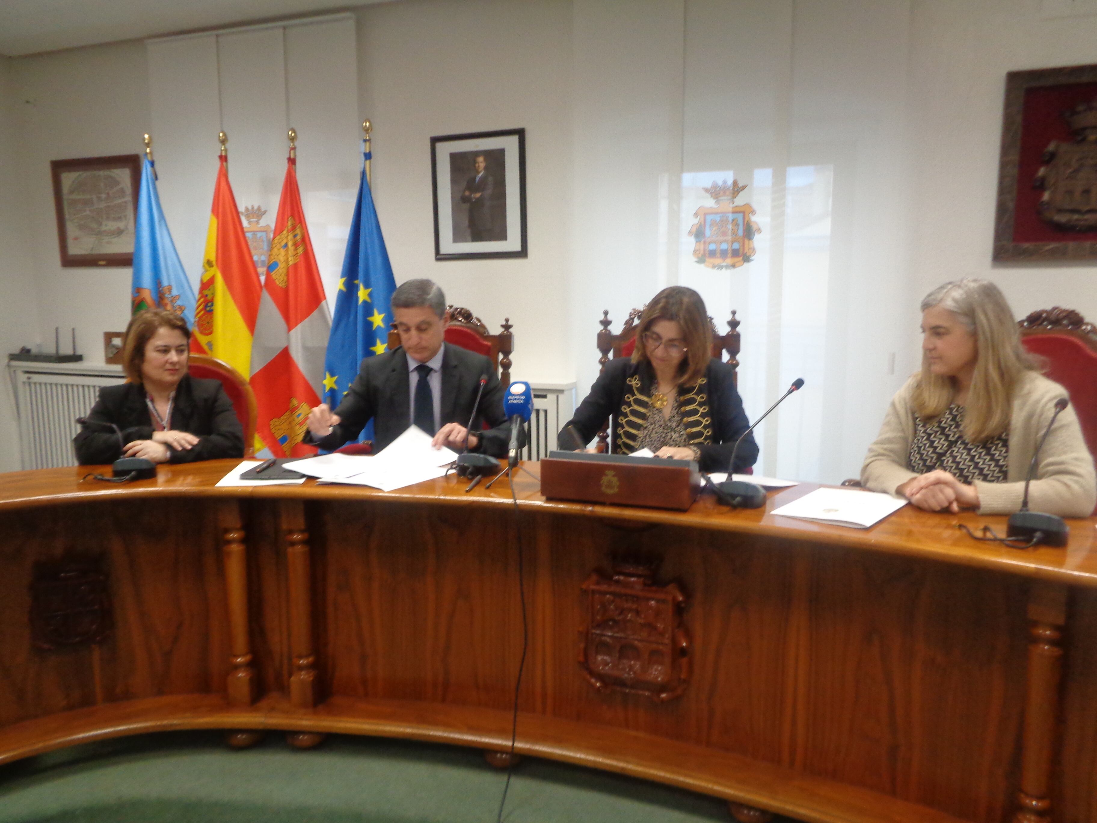 El salón de plenos acogió la firma