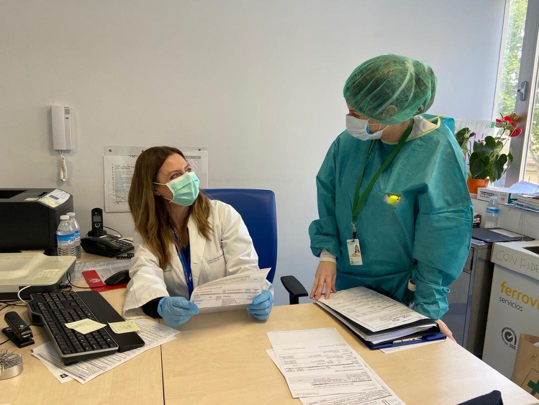 Dos sanitarias del servicio de Hematología del hospital Virgen de las Nieves de Granada preparan los tratamientos que será repartidos a domicilio a pacientes hematológicos