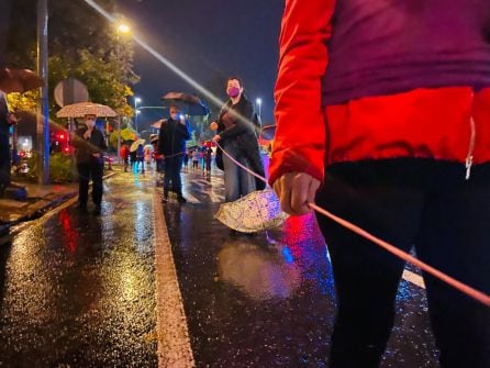 Un hilo mantiene unida la manifestación como símbolo de unidad y &#039;ruptura de las cadenas de la violencia machista&#039;