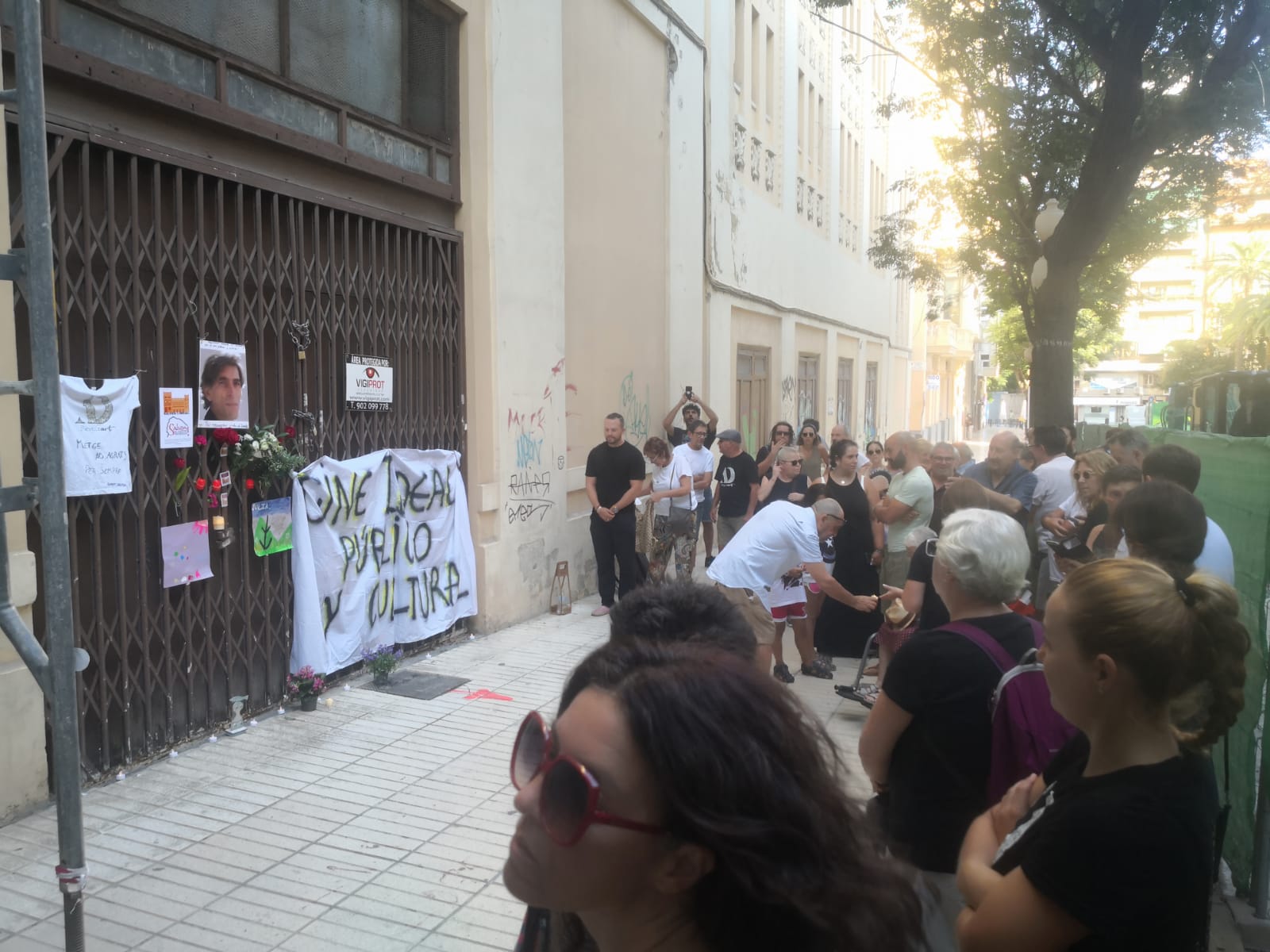 Homenaje a Juan Antonio Sala a las puertas del edificio del antiguo Cine ideal de Alicante