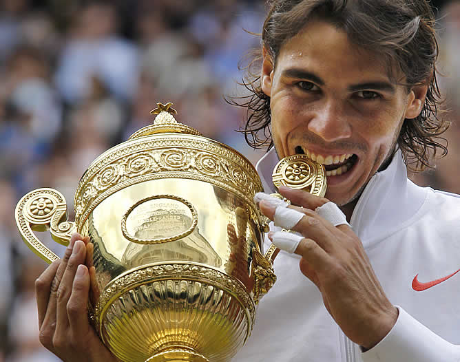 Rafa Nadal besa su segundo trofeo de Wimbledon