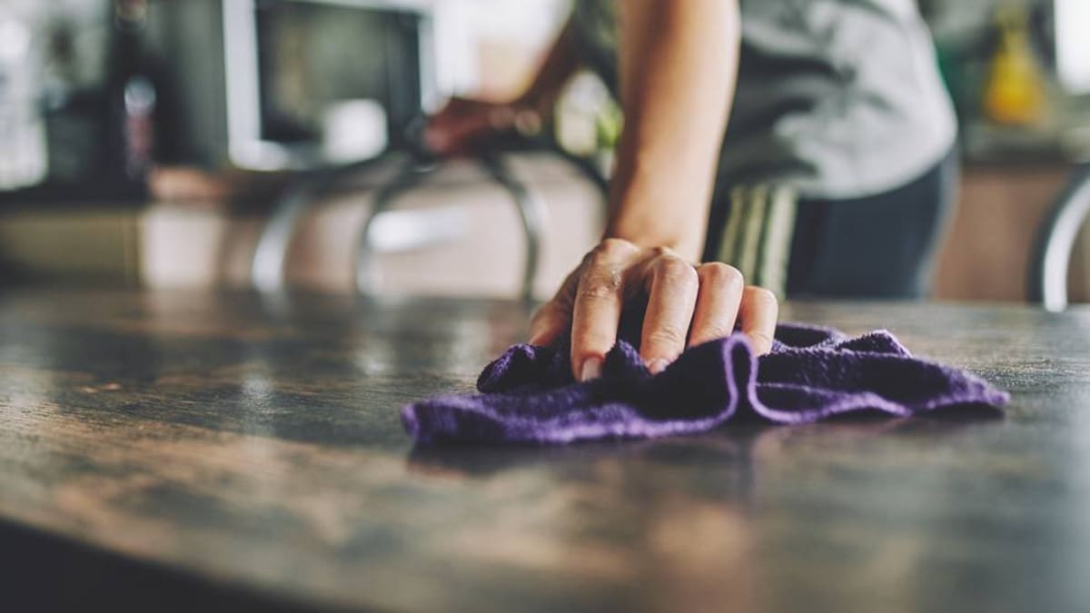 Un informe de SOS Racismo recoge diez testimonios de discriminación racista en empleadas del hogar en Navarra