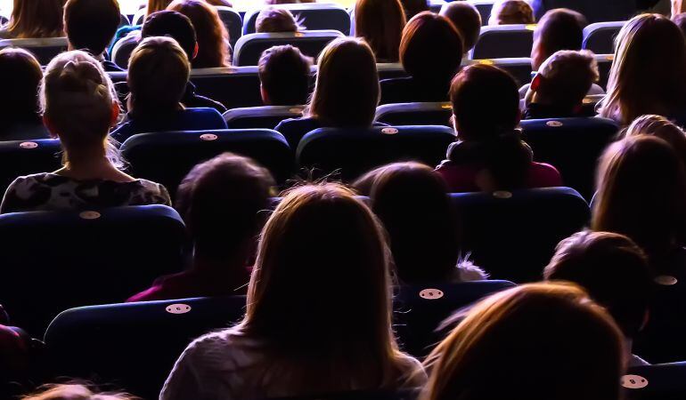 Un grupo de espectadores en una sala de cine.