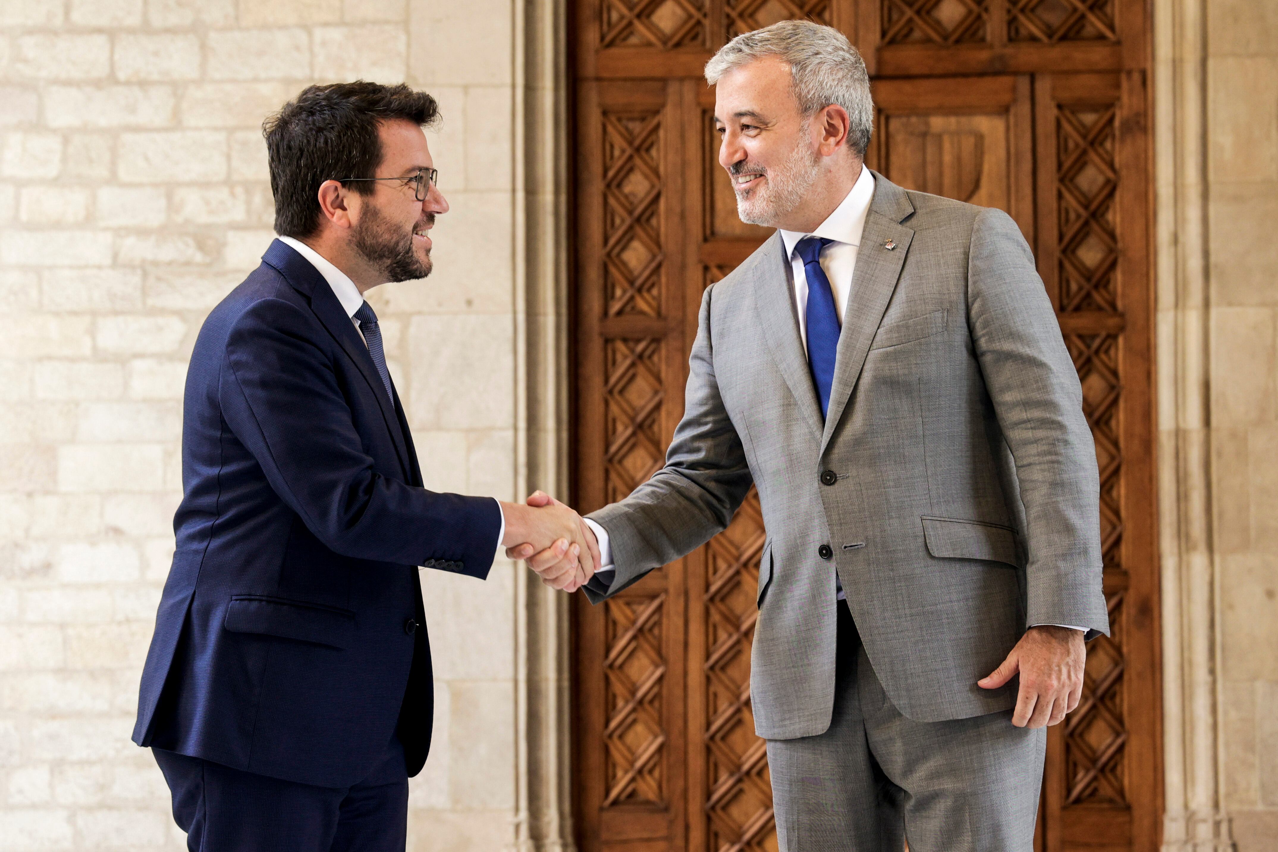BARCELONA, 30/08/2023.- El presidente de la Generalitat, Pere Aragonès (i), se reúne con el alcalde de Barcelona, Jaume Collboni (d), en el inicio de la ronda de contactos que llevará a cabo con los alcaldes de las cuatro capitales de provincia catalanas. EFE/ Quique García
