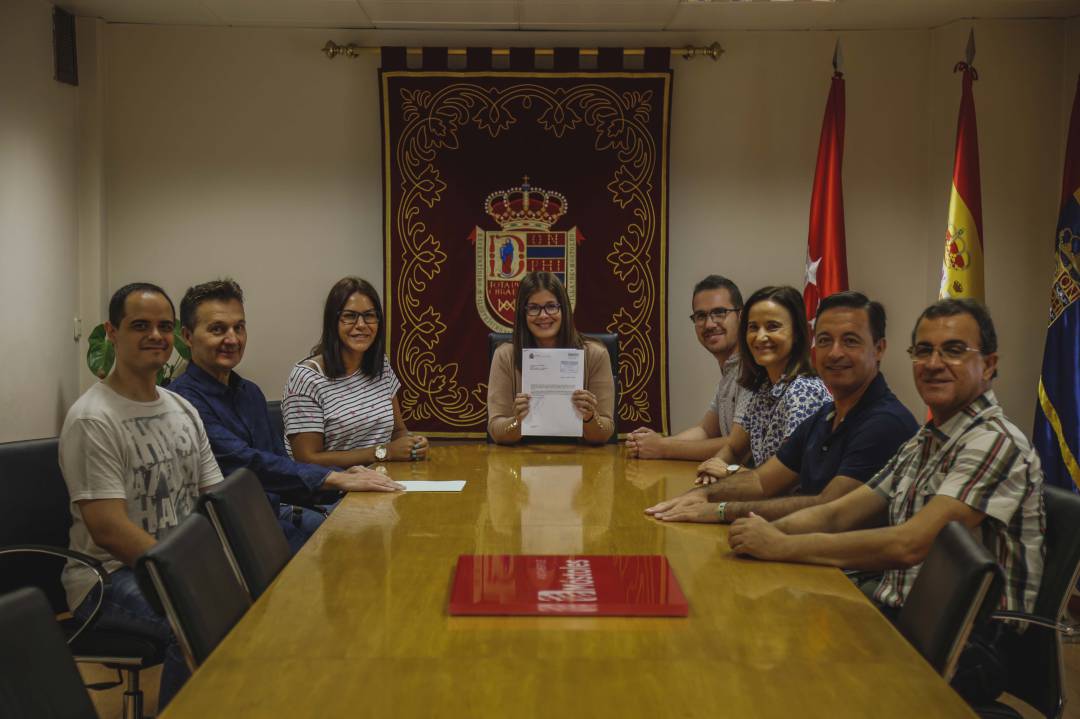 La alcaldesa de Móstoles, Noelia Posse, enseñando la declaración de Interés Turístico Nacional para las Fiestas del 2 de Mayo