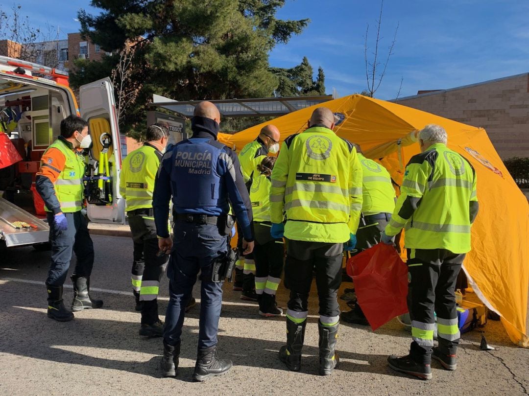 Efectivos de SAMUR-PC actuando tras un accidente de tráfico