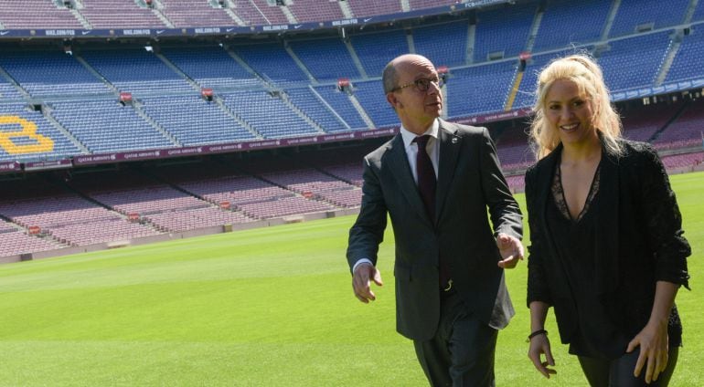 Jordi Cardoner y Shakira, en un acto en el Camp Nou.