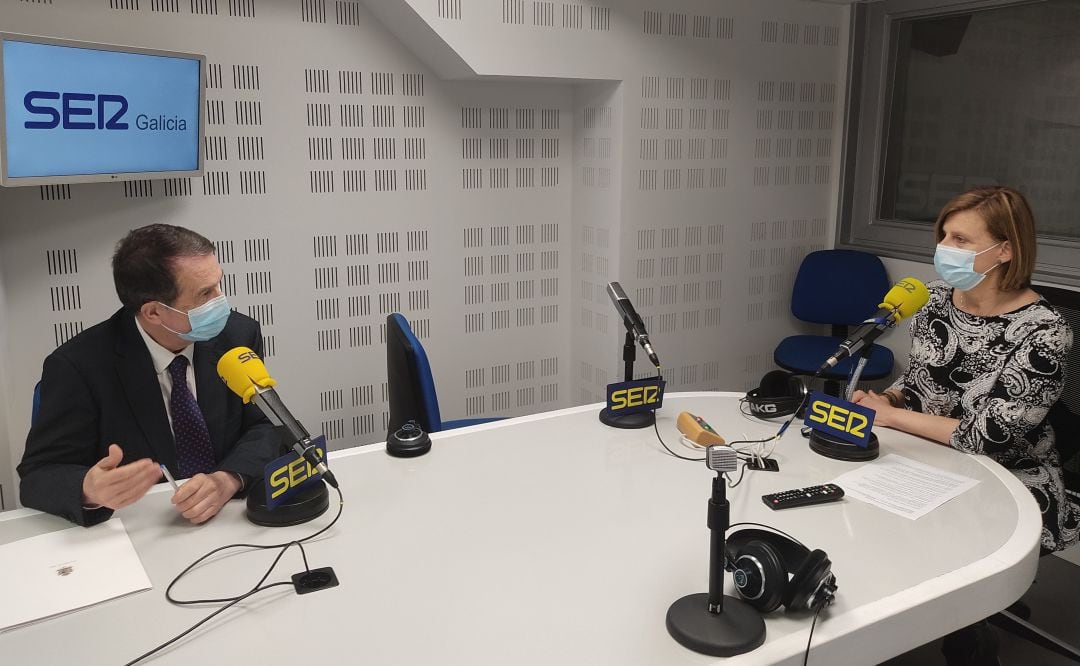 El alcalde de Vigo, Abel Caballero, durante la entrevista en los estudios de Radio Galicia,