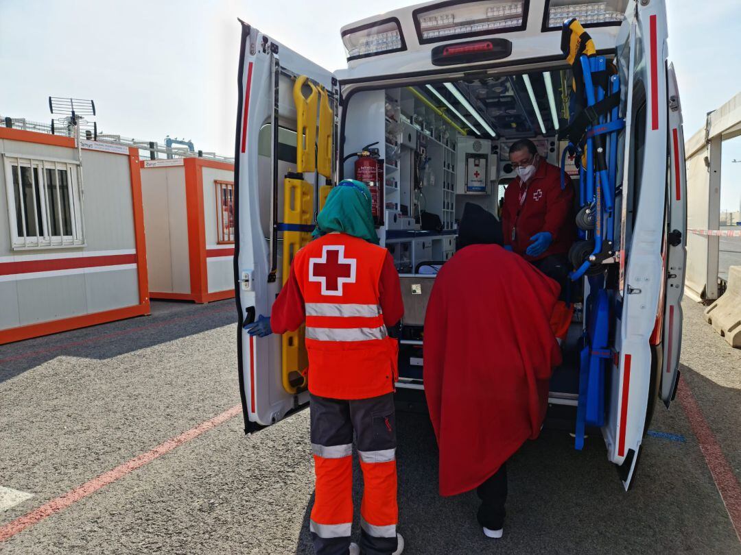 Voluntarios de Cruz Roja, durante la intervención de este viernes