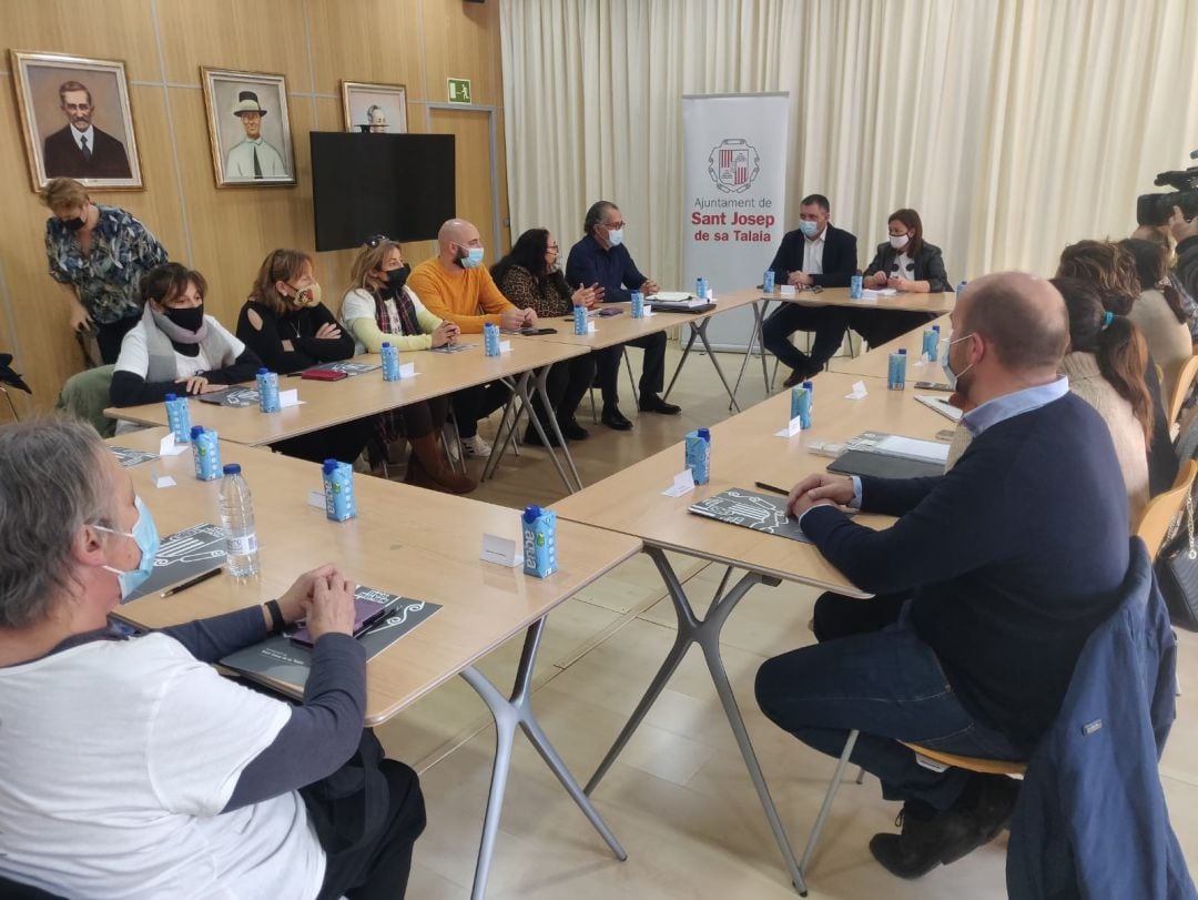 Un momento durante la reunión entre Ayuntamiento de Sant Josep, Consell, Govern balear y los vecinos de los Don Pepe