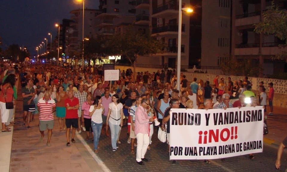 Una de las manifestaciones organizadas hace años por los vecinos de esta asociación, cuando reclamaban que se actuase frente al ruido y el vandalismo.