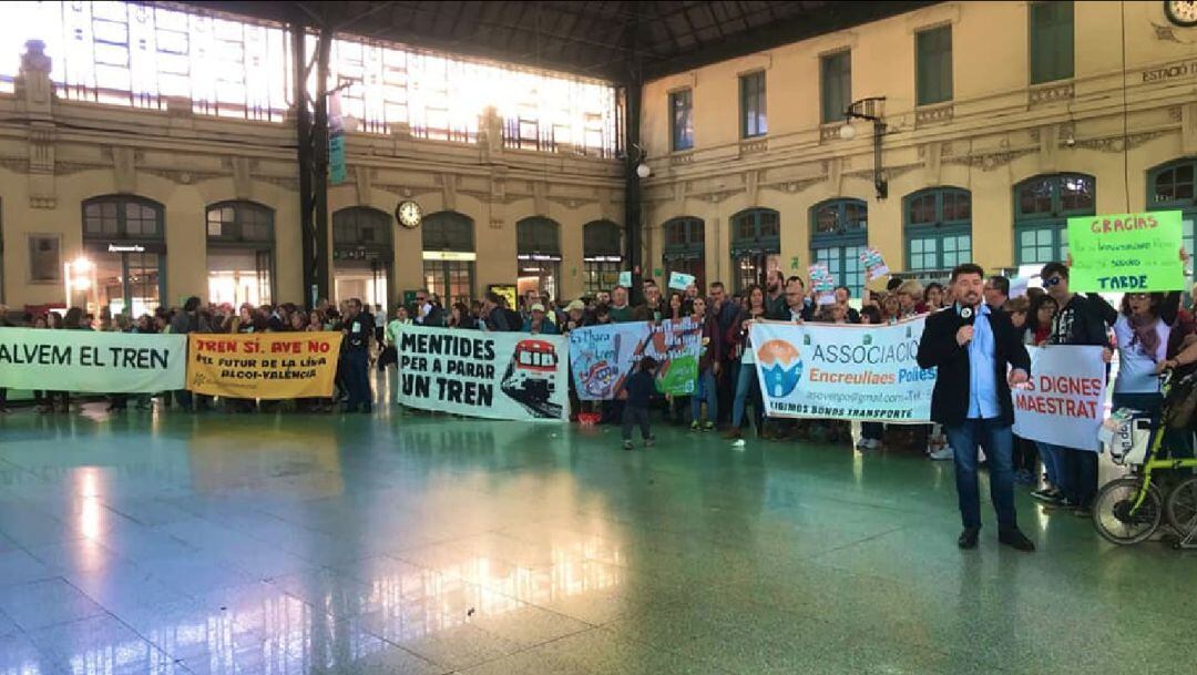 Usuarios de los servicios ferroviarios en la Comunitat Valenciana protestan en la estación del norte de Valencia por su mal servicio