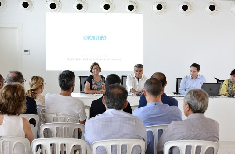 Imagen de archivo de una reunión del Consell d'Urbanisme sobre el Plan General Estructural.