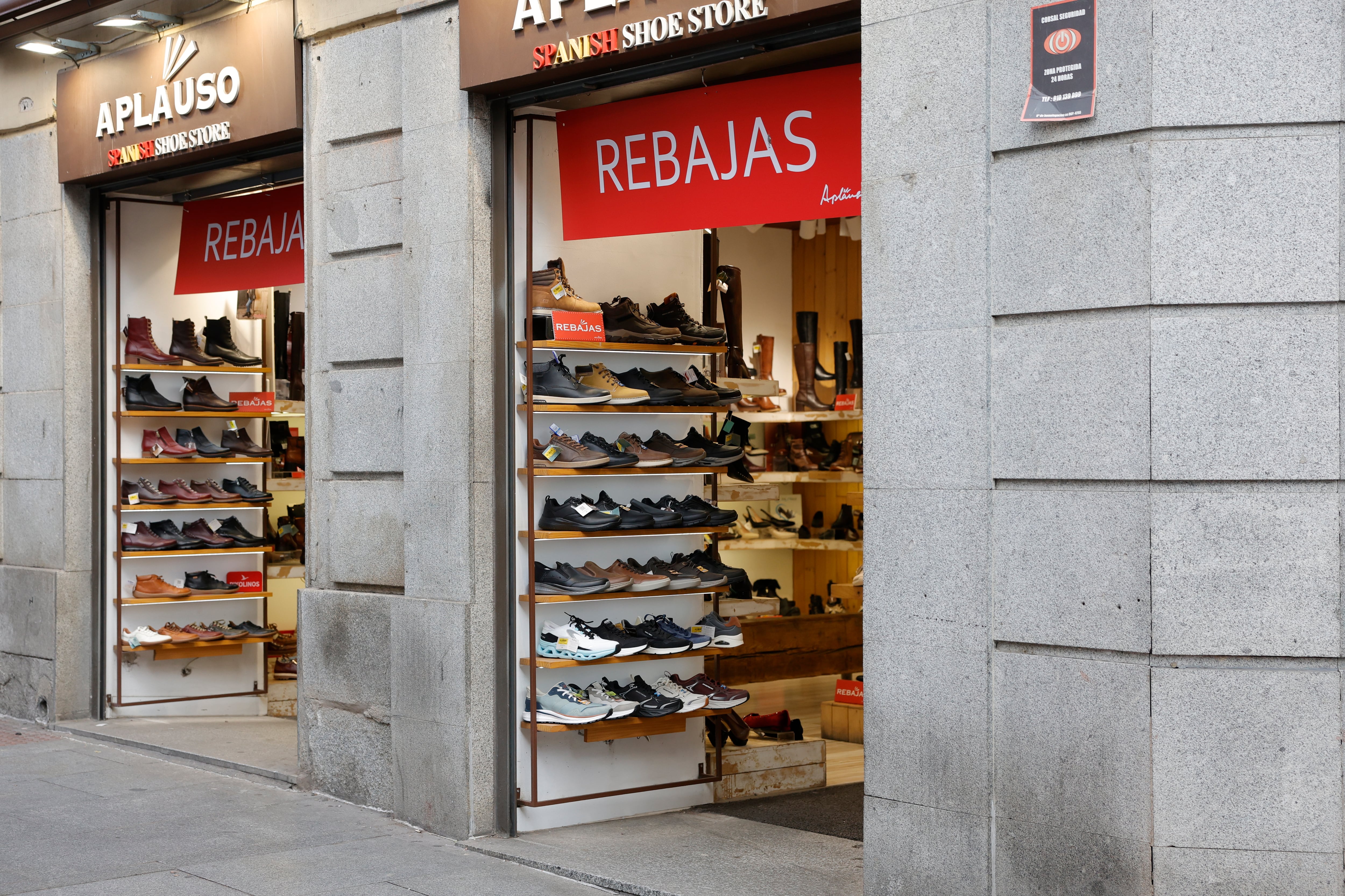 MADRID, 07/01/2026.- Grandes almacenes como El Corte Inglés y cadenas textiles como Zara o Mango, pequeños comercios y plataformas de venta por internet viven este miércoles su primer día de rebajas, que siguen a las múltiples ofertas que en los últimos días han iniciado otros establecimientos. EFE/ Zipi Aragon