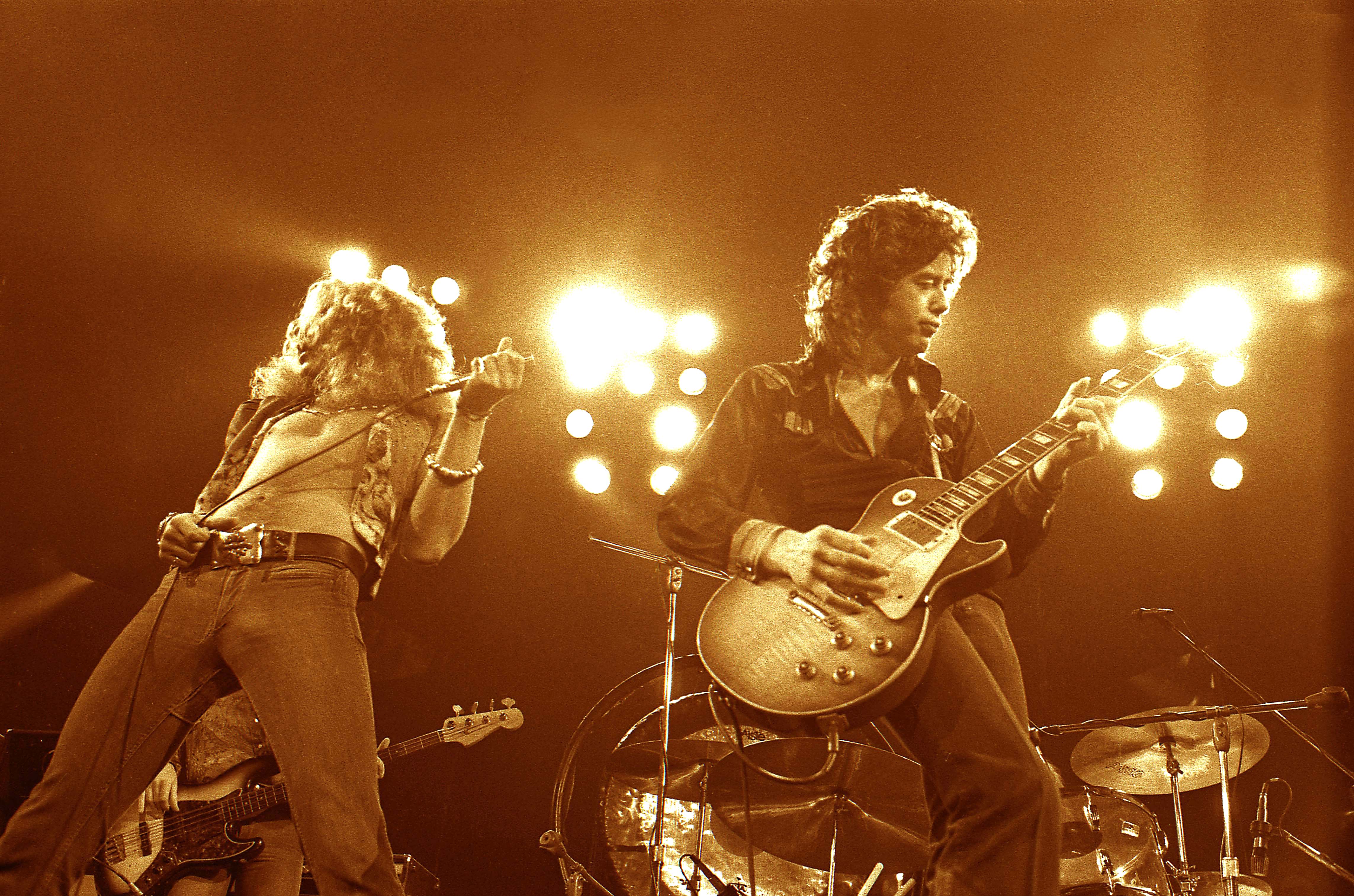 Jimmy Page y Robert Plant durante un concierto