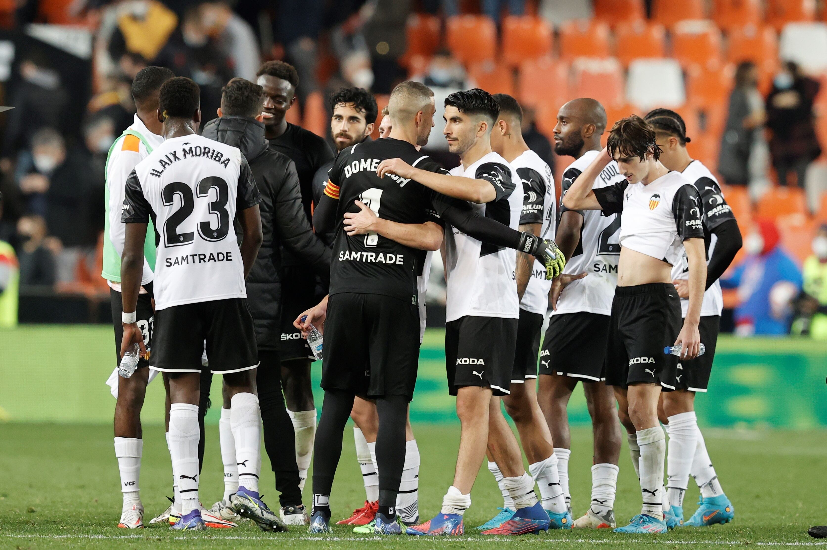 GRAFCVA2629 VALENCIA, 02/02/2022.- Los jugadores del Valencia CF celebran su clasificación a semifinales de la Copa del Rey tras ganar al Cádiz en el estadio de Mestalla .EFE/ Kai Försterling
