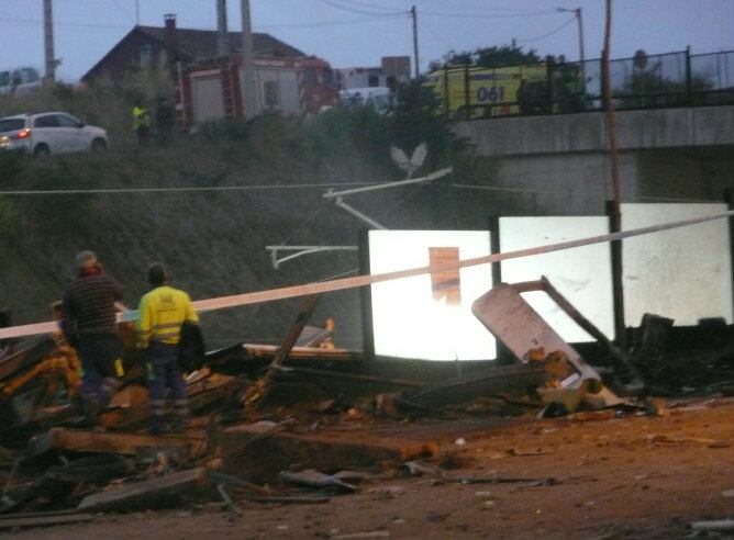 Restos del tren que descarriló en la curva de A Gradeira