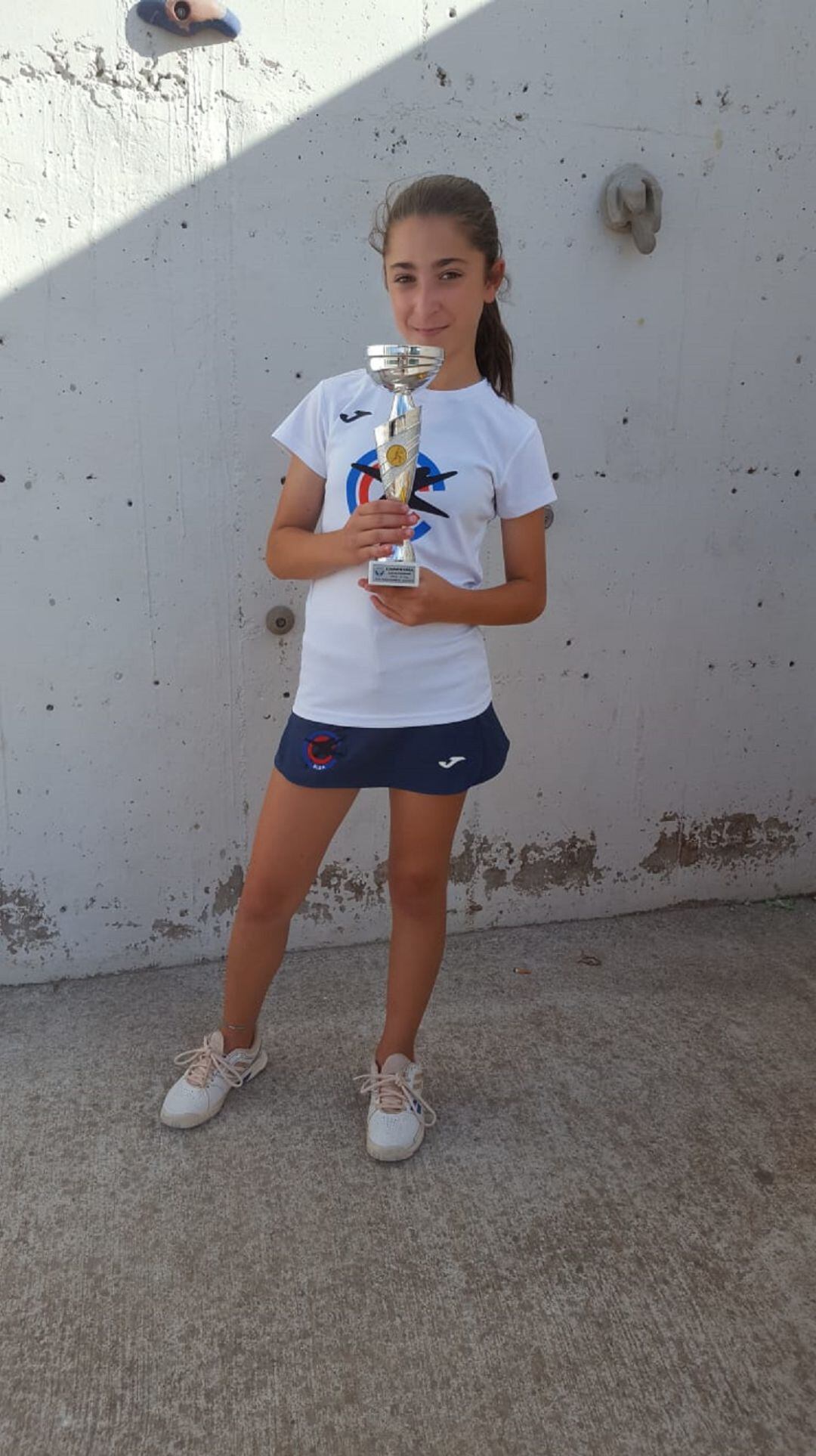 Lucía Bautista con su trofeo del DAJT 2019