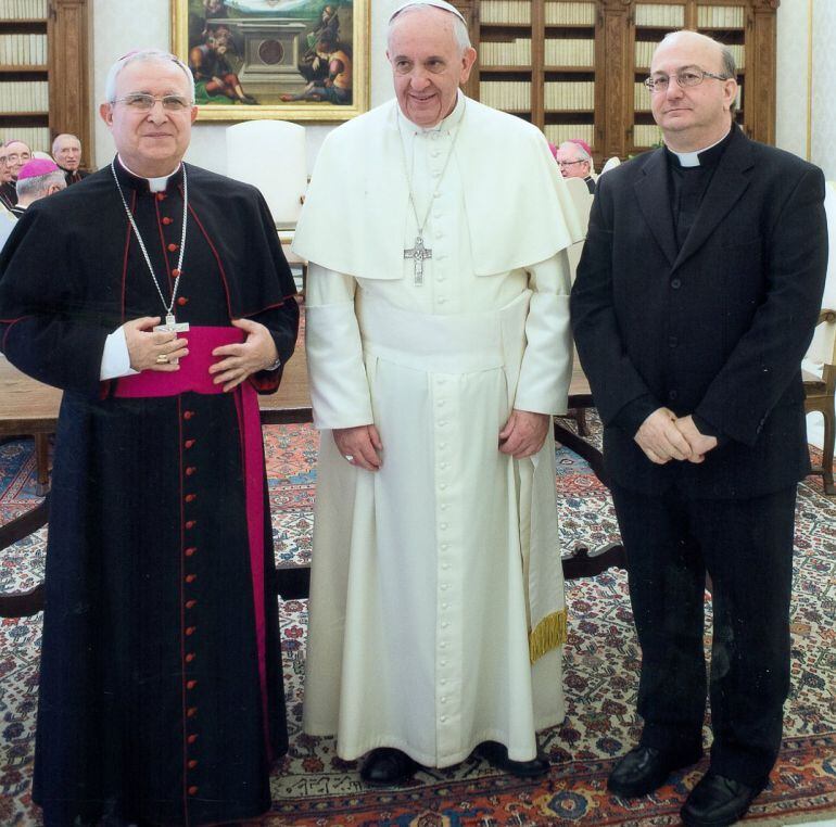 Francisco Conesa con el Papa y el Obispo de la Diócesis
