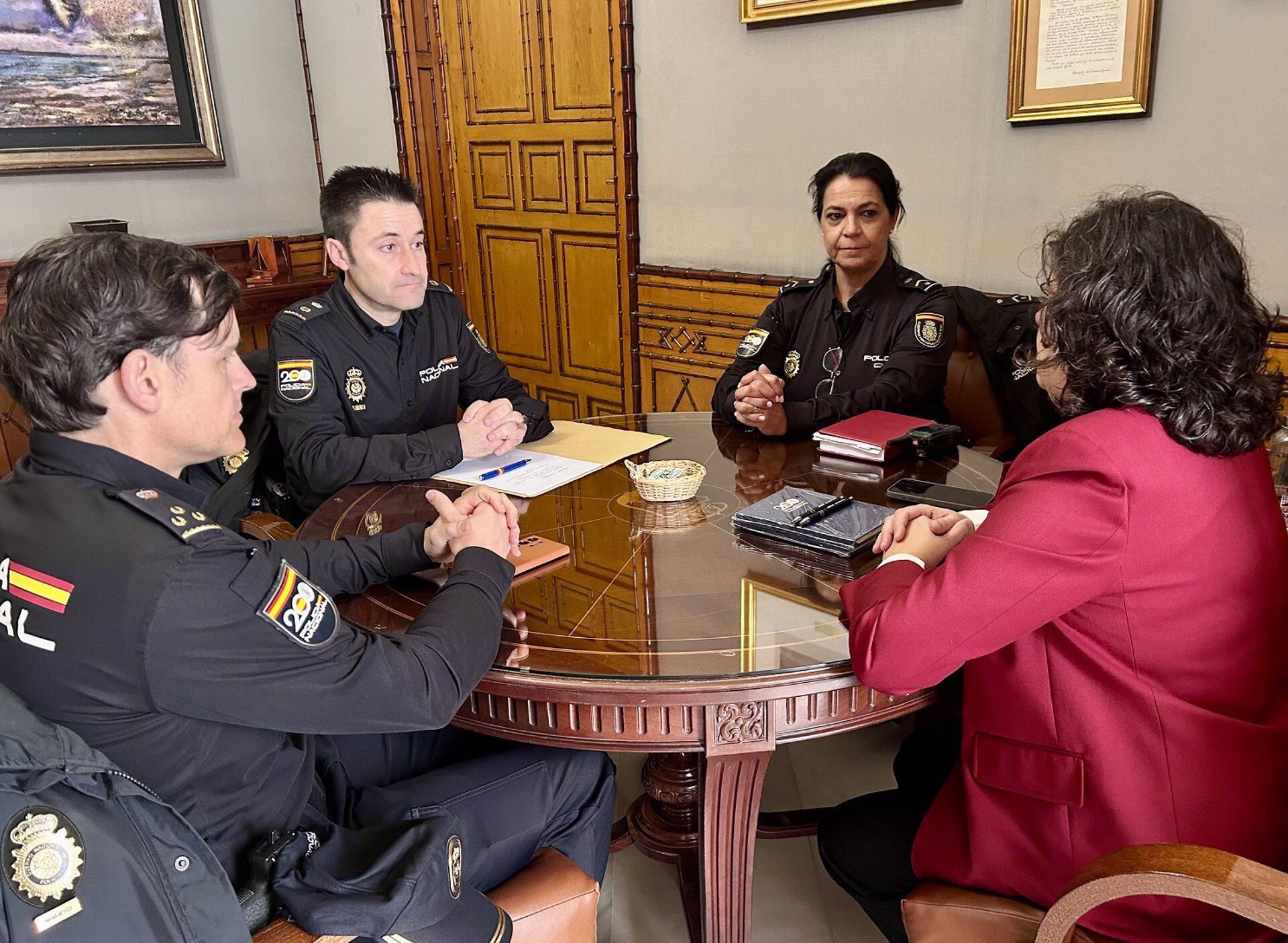 La alcaldesa de Sanlúcar, Carmen Álvarez, reunida con mandos policiales de la ciudad