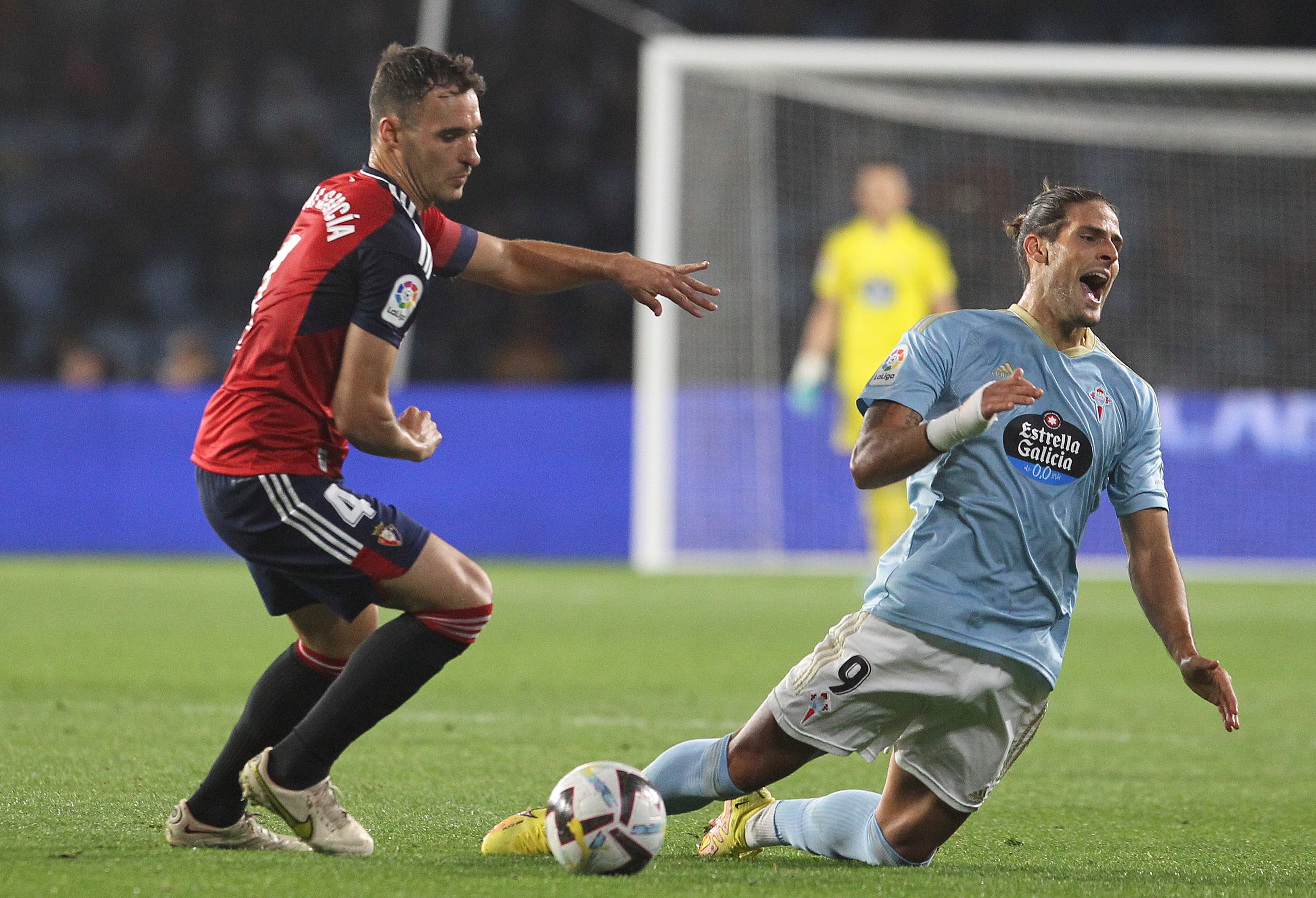 VIGO (PONTEVEDRA), 05/11/2022.- El delantero del Celta Gonçalo Paciencia (d) cae ante Unai García, de Osasuna, durante el partido de Liga en Primera División que disputan este sábado en el estadio de Balaídos, en Vigo. EFE/Salvador Sas
