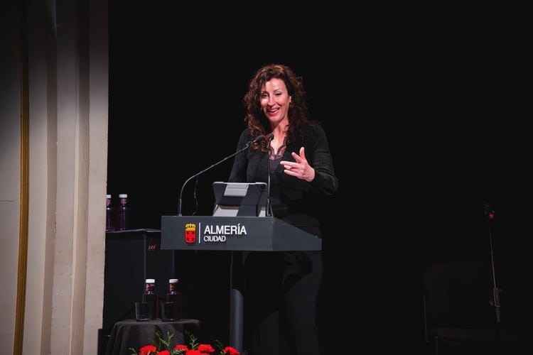 La alcaldesa, María del Mar Vázquez, asiste a la presentación de ‘Espejo del mar’ en el Teatro Apolo, una imagen que viaja por la Semana de Pasión con protagonismo de la Esperanza de Estudiantes.