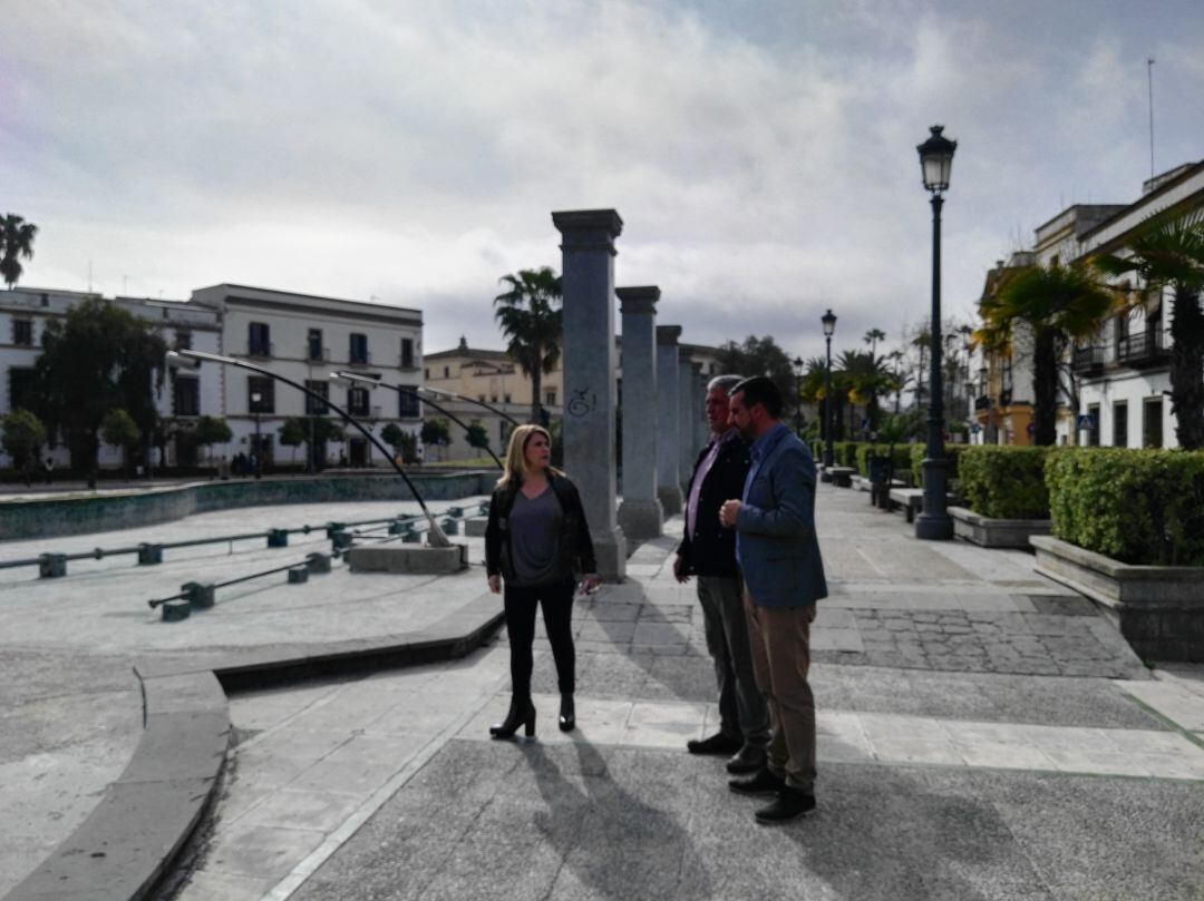 La alcaldesa de Jerez, Mamen Sánchez, ha visitado este viernes la plaza del Mamelón acompañada del delegado municipal de Infraestructuras, José Antonio Díaz