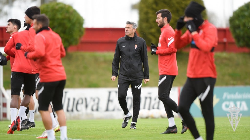 Martí dirige el entrenamiento del Sporting.