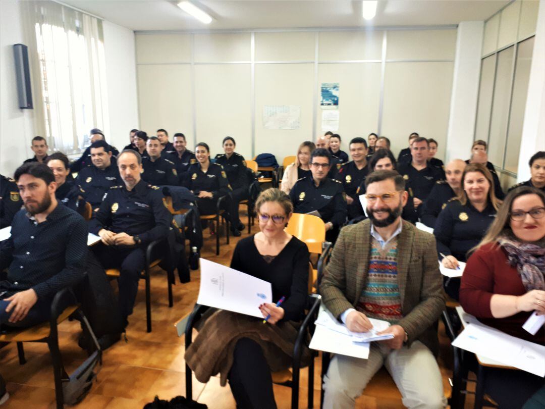 Agentes de todas las comisarías de Asturias han participado en la Jornada de Formación y Sensibilización en Delitos de Odio de la Jefatura Superior de Policía de Asturias