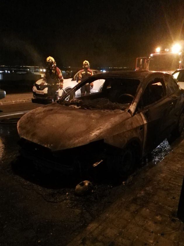 Vehículo afectado por el fuego en la calle Toledo de Arrecife.