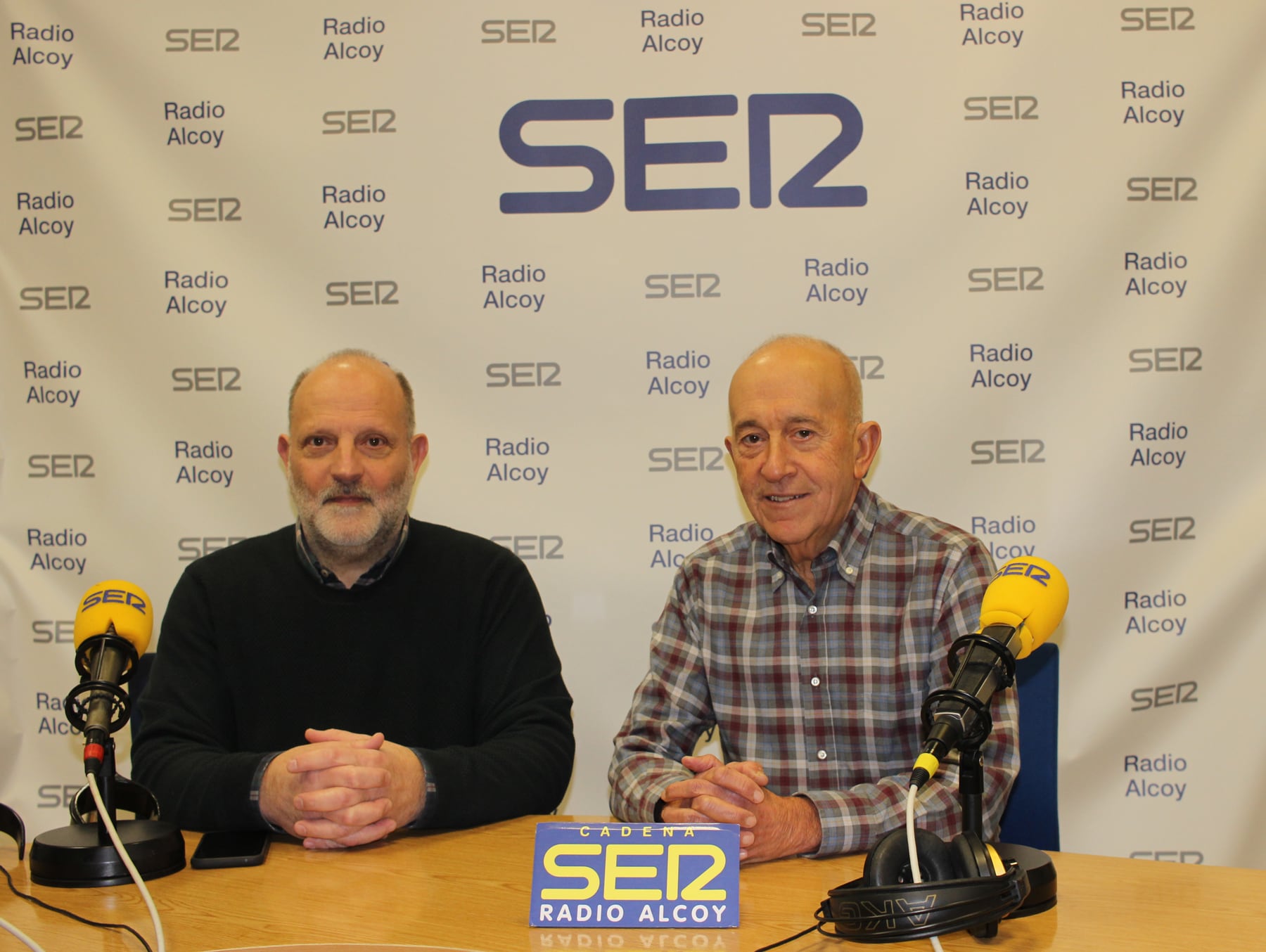 Pedro Ruiz de la Rosa y Juan Carlos Ripoll, en el estudio central de Radio Alcoy