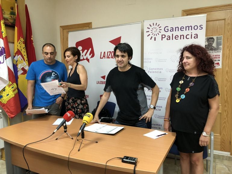 De izqda a dcha: Pedro Solaeta (IU), Patricia Gutiérrez (Ganemos Palencia), Iván Fradejas (IU) y Rocío Blanco (IU)