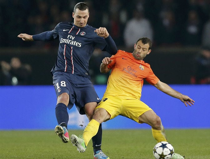 Mascherano lucha por un balón con Ibrahimovic