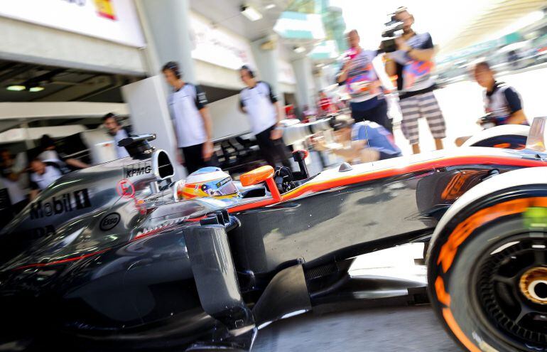 AR093 SEPANG (MALASIA) 27/03/2015.- El piloto español de Fórmula uno Fernando Alonso, de McLaren, dirige su monoplaza durante la sesión de entrenamientos para el Gran Premio de Malasia en el circuito internacional de Sepang en Kuala Lumpur hoy, viernes 27