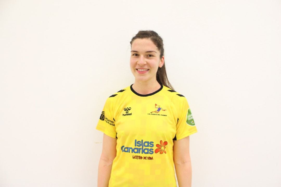 Tamara Jovicevic con la camiseta del Lanzarote Puerto del Carmen.