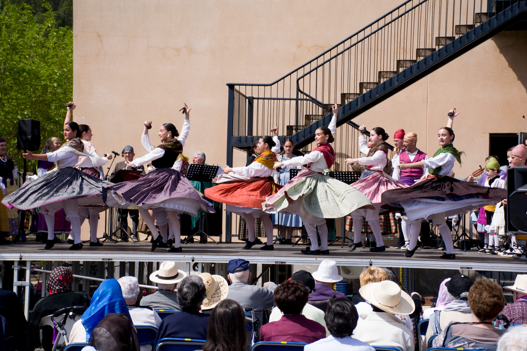 Agrupación Santa Leticia de Ayerbe interpretando jotas aragonesas