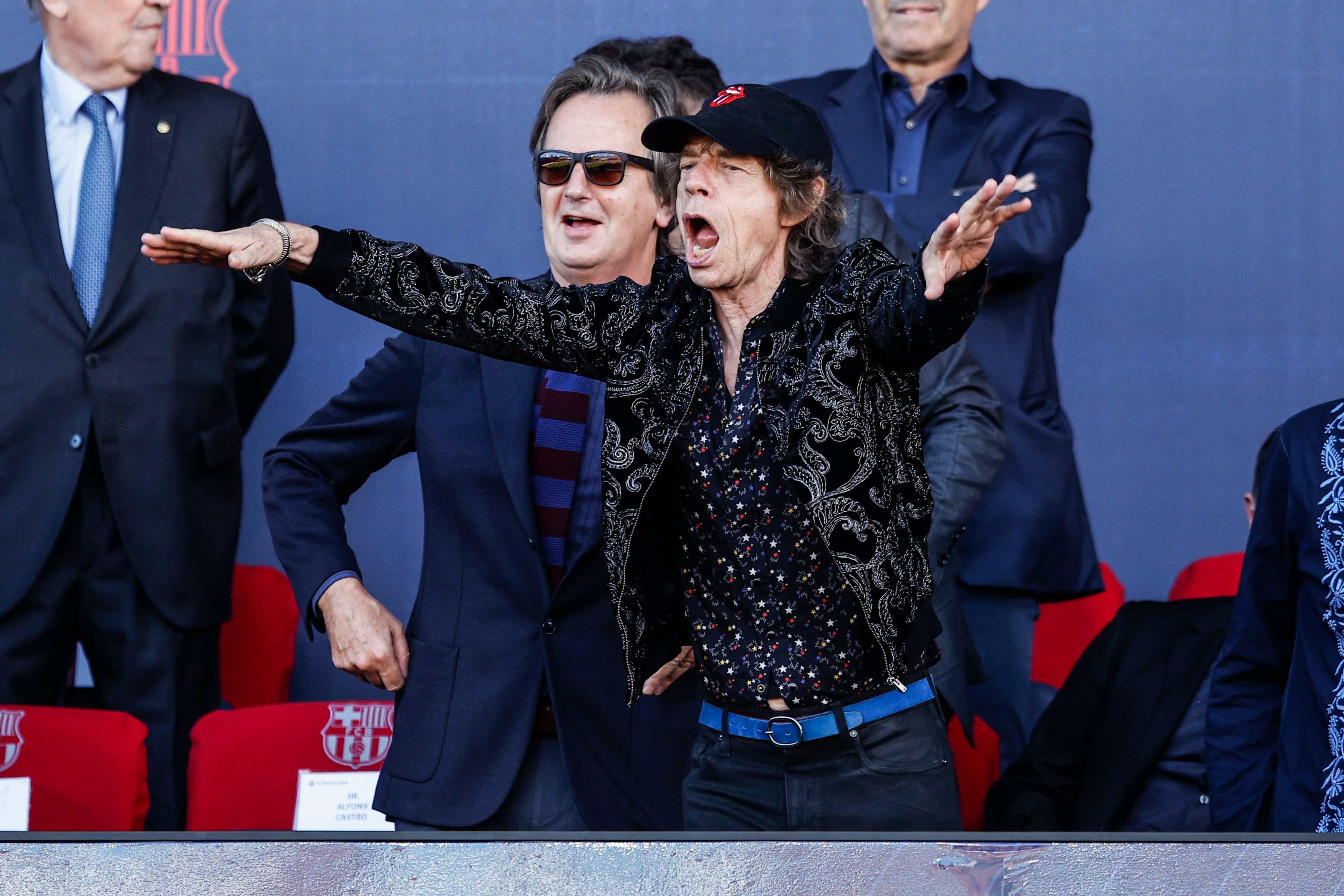 Mick Jagger, vocalista de los Rolling Stones, saluda a la grada de Montjuic desde el Palco