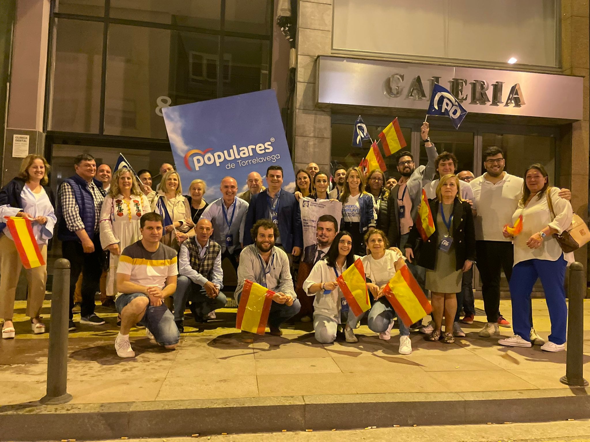 El PP celebra la victoria en Torrelavega.