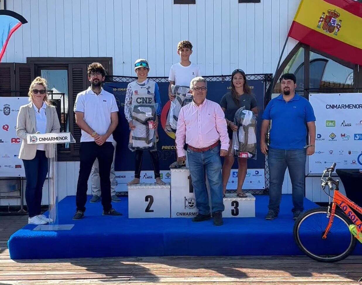 Pedro Medina en el primer cajón de la Pre-Copa de España de Optimist.