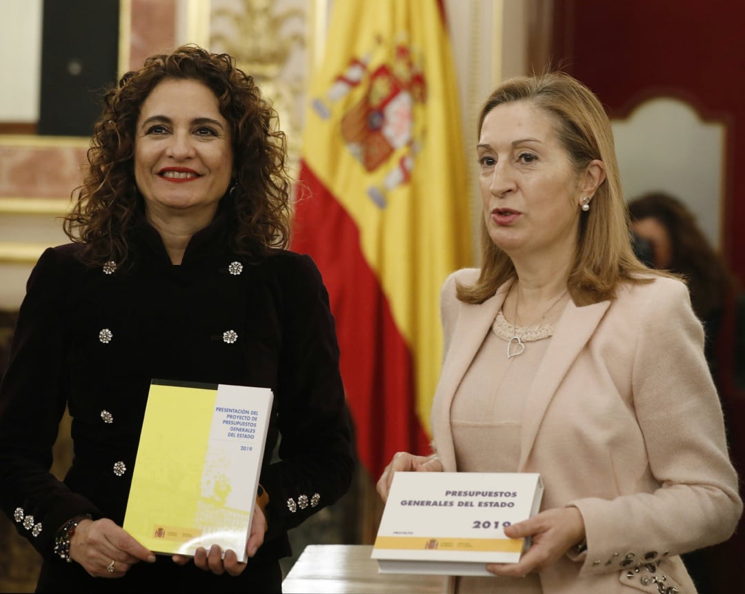 La ministra de Hacienda, María Jesús Montero, en la presentación en el Congreso de los Presupuestos Generales del Estado, junto con la presidenta de la Cámara Baja, Ana Pastor