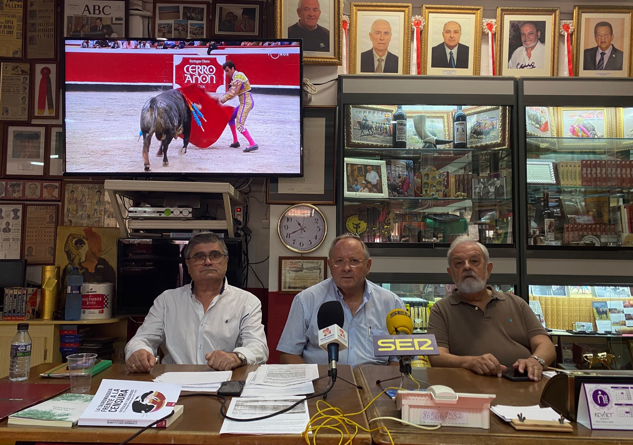 En el centro, el nuevo presidente de la Peña Taurina de Villena, Juan Gómez