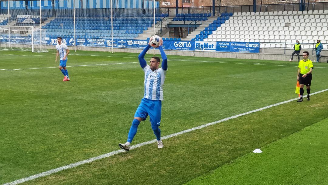 Víctor Ruiz sacando