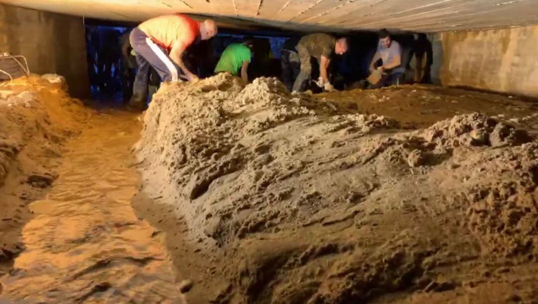 Limpieza del túnel taponado el El Picazo