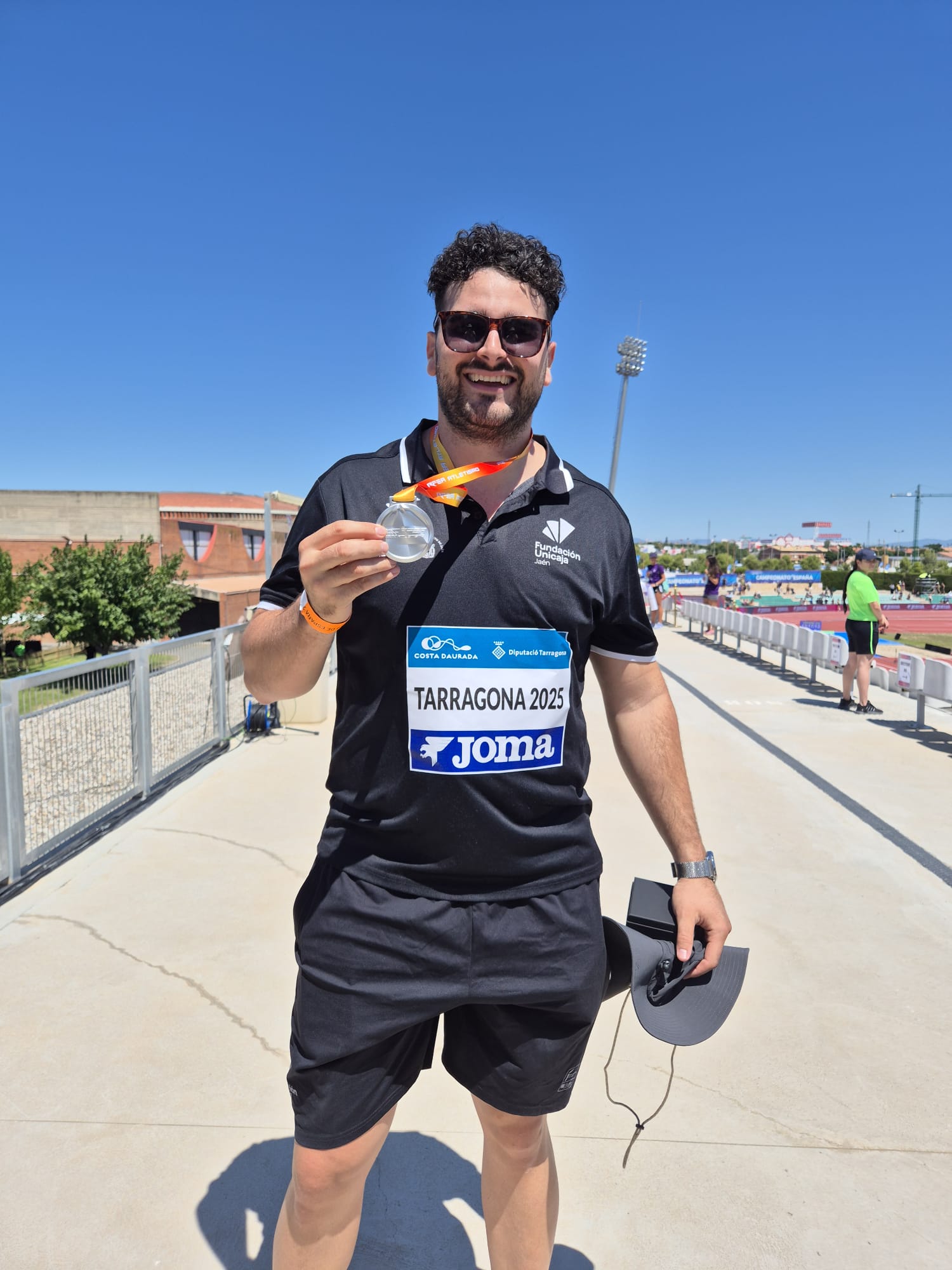 Alberto González, atleta del Unicaja, con la medalla de plata conseguida en el Campeonato de España.