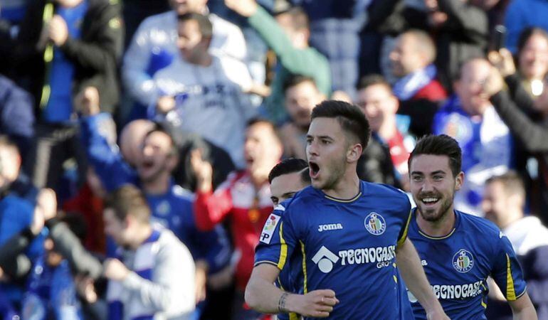 El centrocampista del Getafe, Álvaro Medrán (i), celebra el primer gol del equipo azulón, durante el encuentro correspondiente a la jornada 35 de primera división, que han disputado esta tarde frente al Valencia en el Coliseum Alfonso Pérez de la localida