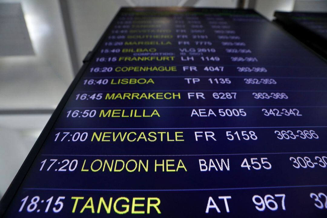 Vista de un panel de información sobre las salidas y llegadas de vuelos al Aeropuerto de Málaga-Costa del Sol.