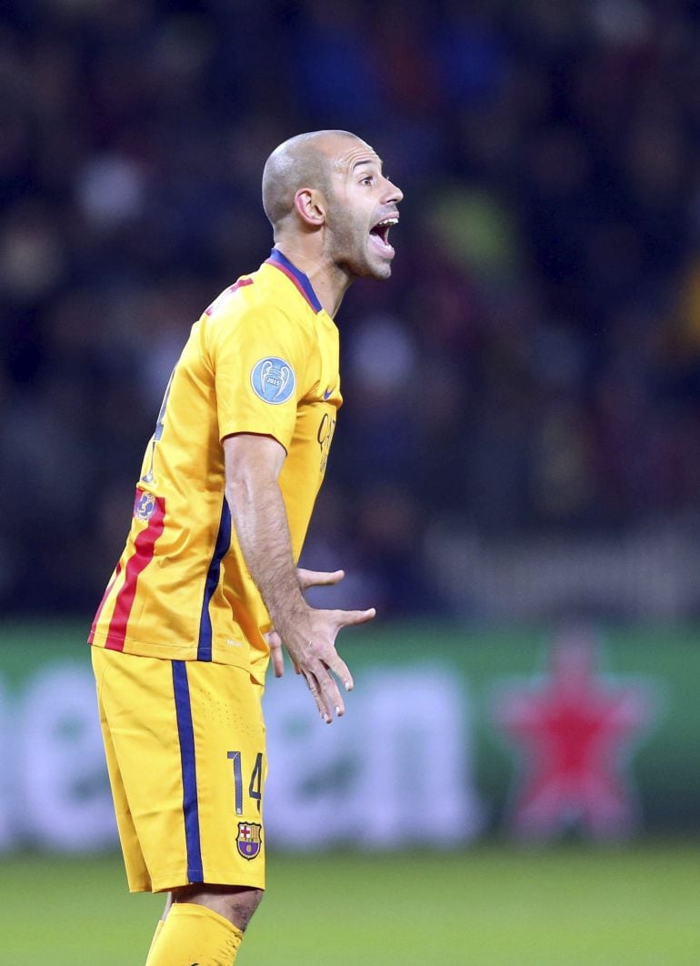 ZEN001 BORISOV (BIELORRUSIA), 20/10/2015.- El centrocampista argentino del FC Barcelona, Javier Mascherano durante el partido de fase de grupos de Liga de Campeones ante el BATE Borisov disputado en el Borisov Arena, Borisov, Bielorrusia hoy 20 de octubre