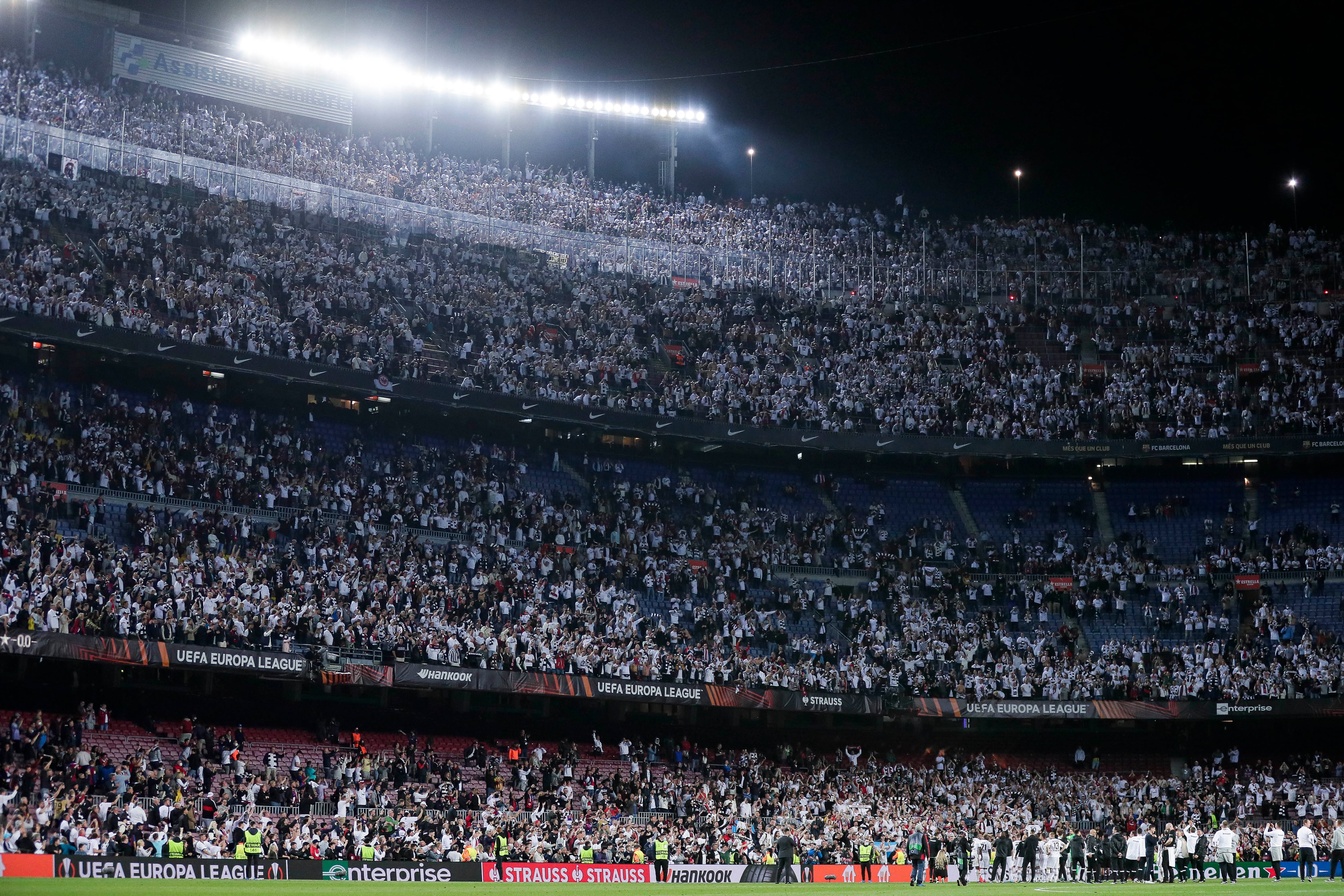 La grada del Camp Nou llena de seguidores del Eintracht Frankfurt en una eliminatoria de Europa League de 2022