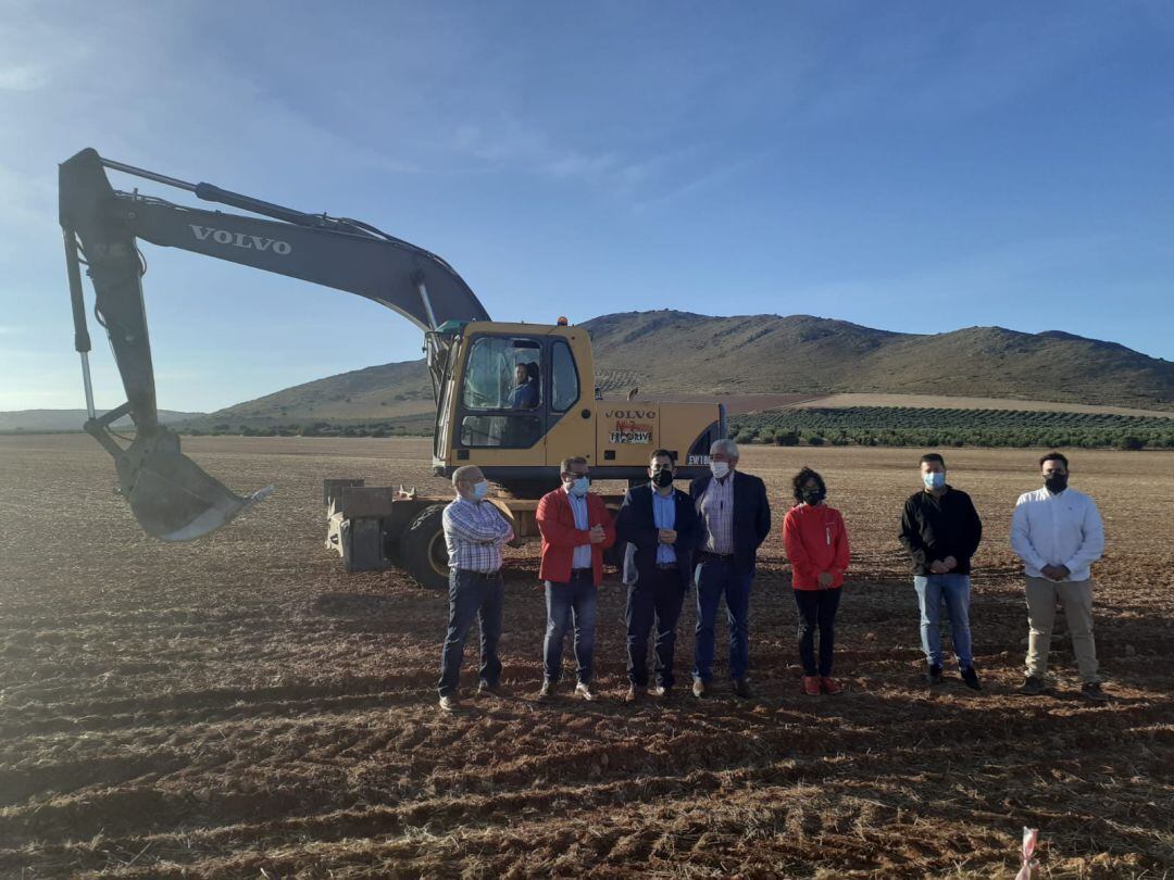 Momento de la visita de José Castro (2º por la izquda.) a las obras, acompañado de alcalde, concejales y técnicos