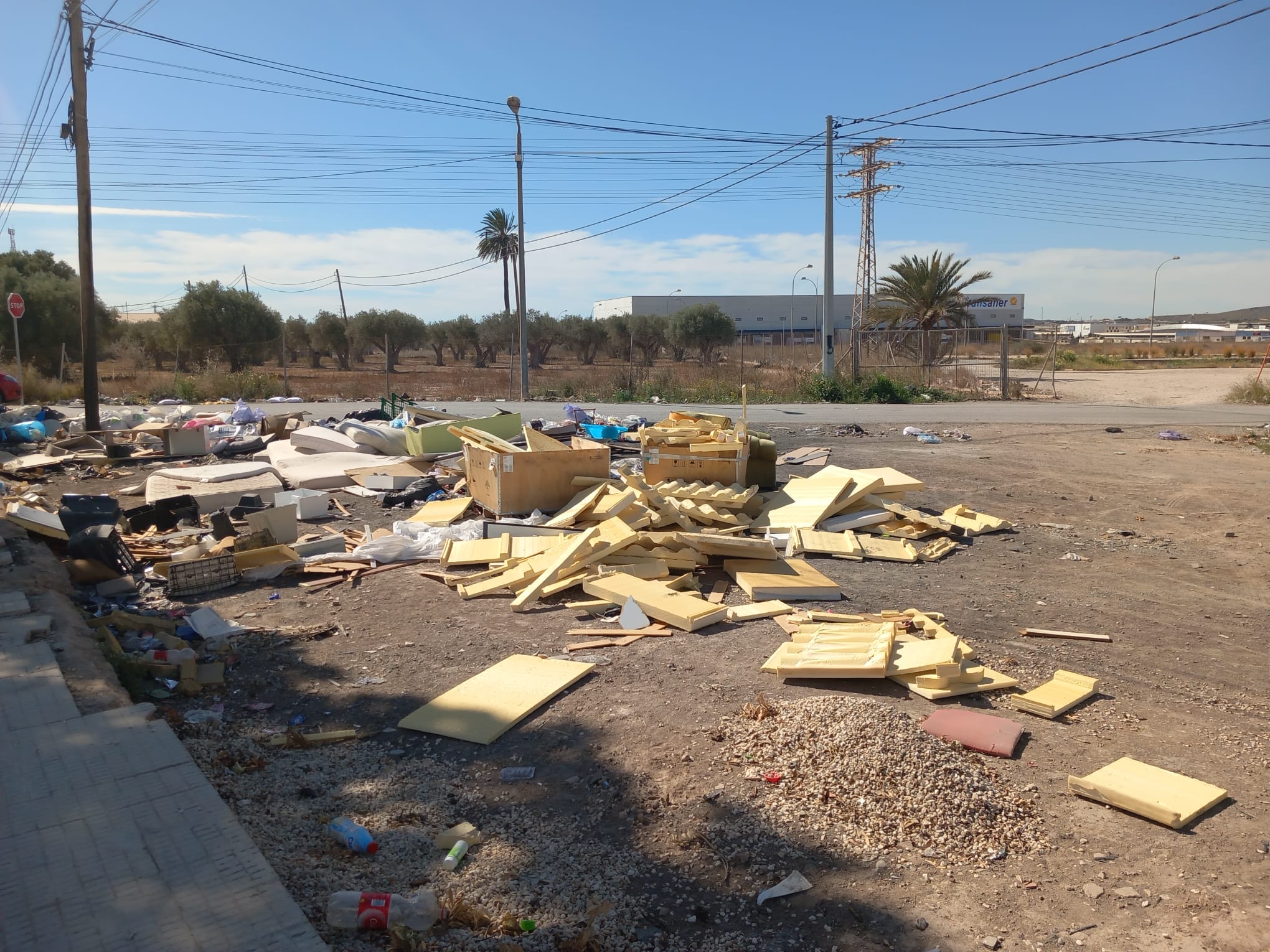 Escombros y vertidos ilegales en la Avenida Vial de los Cipreses